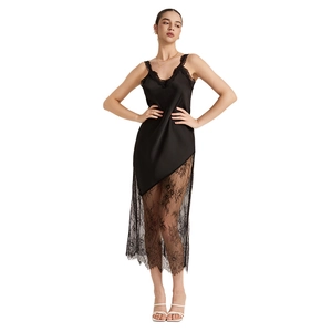 Nuisette élégante en satin noir avec dentelle délicate et longue robe sexy