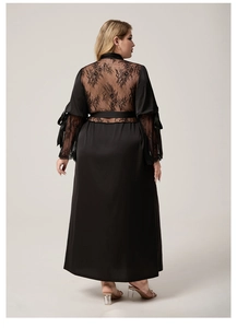 Detalle de bata de satén negro con encaje floral y lazos en los puños para mujer