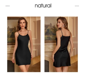 Detailansicht des rückenfreien schwarzen Satin-Nachthemds mit schmalen Trägern und Glanz