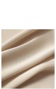 Vue macro détaillée de la texture du tissu satiné champagne pour vêtements d'intérieur