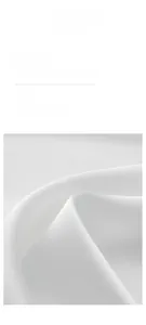 Dettaglio del tessuto in raso bianco con composizione 95% poliestere e 5% elastan di lusso