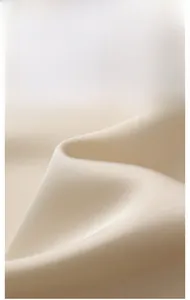 Gros plan sur la texture satinée abricot soyeux avec un éclat élégant et des plis
