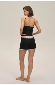 Vue détaillée du short de pyjama en satin noir avec bordure en dentelle florale crème