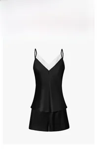 Vue détaillée du pyjama en soie noire avec bordure en dentelle blanche sur le décolleté en V