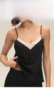 Détail de la bordure en dentelle élégante sur un pyjama en satin de soie noir