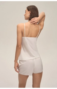 Vue détaillée du pyjama en satin blanc avec dentelle délicate sur l'ourlet du short