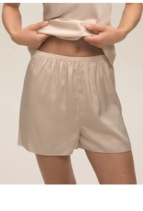 Vue détaillée du short de pyjama en satin champagne avec une taille élastique souple