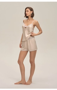 Détail du pyjama en satin champagne avec bordures délicates en dentelle blanche florale
