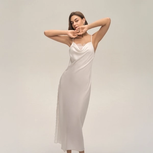 Elegante camicia da notte in raso bianco con scollo a cappuccio e pizzo da donna