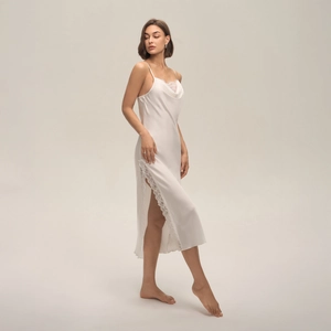 Elegante camicia da notte in raso bianco con scollo a cappuccio e pizzo fine