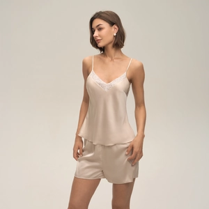 Pyjama deux pièces en soie champagne avec dentelle et short pour tenue de nuit chic