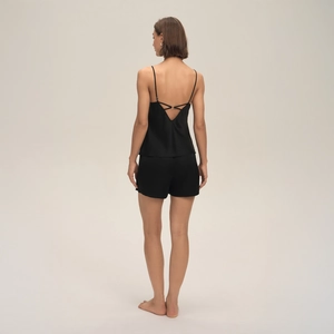 Ensemble de pyjama en soie noire pour femme avec bretelles croisées et détails en dentelle