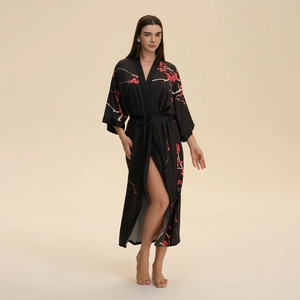 Vestaglia lunga in raso nero da donna con stampa floreale rossa e cintura in vita