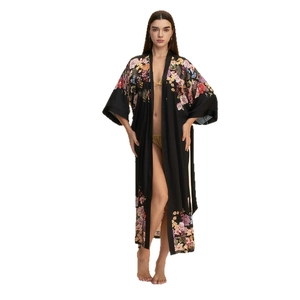 Peignoir kimono long en satin noir à fleurs avec manches larges et texture soyeuse