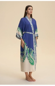 Détail d'un peignoir kimono long bleu à motifs cachemire et fini satiné élégant