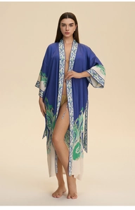 Détail du peignoir kimono long bleu à motif cachemire avec texture soyeuse et manches larges