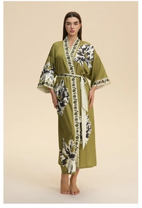 Détail du peignoir kimono fleuri vert montrant la texture soie et les bordures brodées