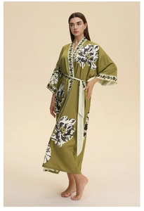 Détail d'un peignoir kimono à fleurs vert olive à manches longues en satin soyeux