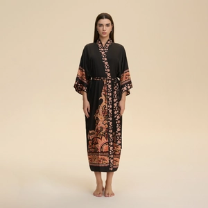 Peignoir kimono long noir avec motifs floraux ethniques rouges et ceinture taille