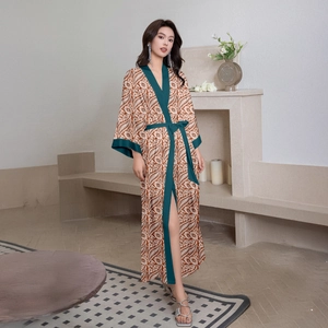 Vestaglia lunga in raso da donna con stampa paisley e bordi verde scuro