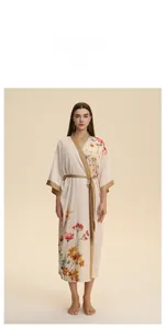 Détail d'un peignoir kimono en satin fleuri avec bordure dorée élégante et ceinture