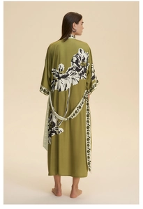 Vue arrière du peignoir kimono en satin vert olive avec imprimé floral et ornements
