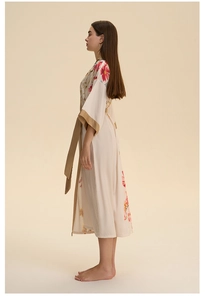 Peignoir élégant en satin pour femme avec imprimé fleuri, manches kimono et ceinture