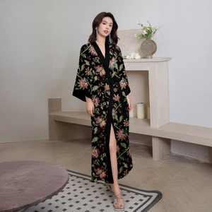 Accappatoio lungo da donna in raso con stampa floreale vintage e cintura nera