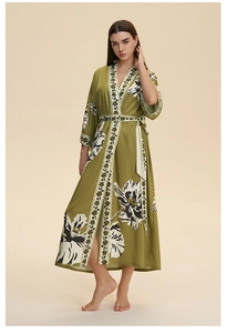 Vue détaillée d'une robe de chambre longue vert olive avec imprimé floral chic