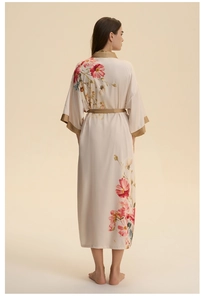 Détail du peignoir à fleurs élégant avec bordure en satin doré aux manches et ceinture