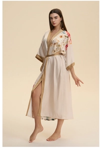 Détails du peignoir élégant en satin beige à fleurs avec col kimono et bordure dorée