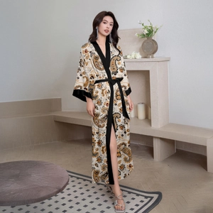 Langer Satin-Bademantel für Damen mit Paisley-Muster und elegantem schwarzem Satin-Saum