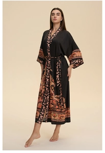 Détails des motifs paisley sur peignoir kimono long en satin noir avec manches évasées