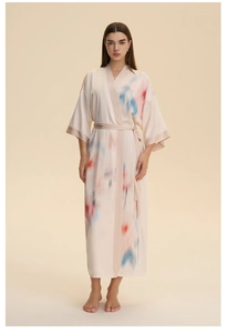 Détails du peignoir kimono long en satin élégant avec un motif floral et texture soyeuse