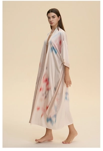 Détail de l'imprimé floral élégant sur un peignoir kimono long en satin soyeux