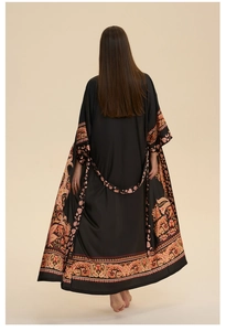 Vue arrière du caftan long noir en soie avec détails paisley orange sur les manches
