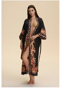 Détails des motifs paisley sur les poignets et l'ourlet d'un long kimono noir