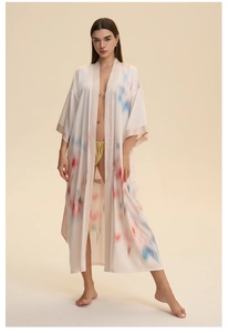 Détail du peignoir en satin à imprimé floral avec manches larges et motifs aquarelles