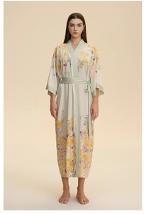 Détail du peignoir long en satin à fleurs avec décolleté en V et finitions en soie verte