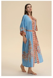 Vue détaillée du peignoir en satin bleu clair avec imprimé cachemire et ceinture nouée