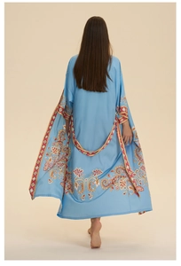 Vue arrière d'un long kimono bleu clair avec des imprimés paisley rouges et dorés