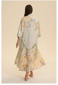 Vue arrière du peignoir en satin à fleurs avec roses jaunes et bordure verte contrastée