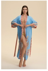 Détail du peignoir kimono long bleu ciel avec imprimé cachemire et bordures géométriques