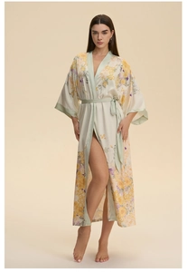 Détail d'un peignoir long en satin à fleurs avec bordure verte et ceinture assortie