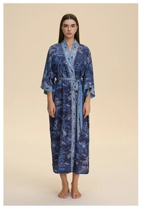 Vue détaillée du peignoir long en satin pour femme avec motifs orientaux bleus élégants
