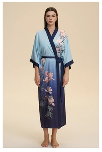 Détail de l'imprimé floral sur peignoir kimono dégradé bleu avec bordures en satin