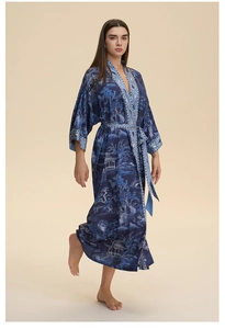 Détail d'un peignoir kimono bleu marine avec imprimé paysage oriental et ceinture à nouer