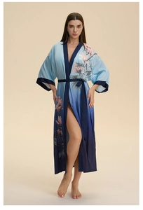 Vue détaillée du peignoir long en satin à fleurs avec col kimono et dégradé bleu