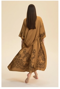 Vue arrière du peignoir kimono en satin marron doré avec motif floral élégant en dentelle