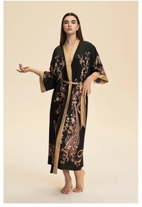 Détail d'un peignoir élégant en satin à motif paisley avec des finitions dorées